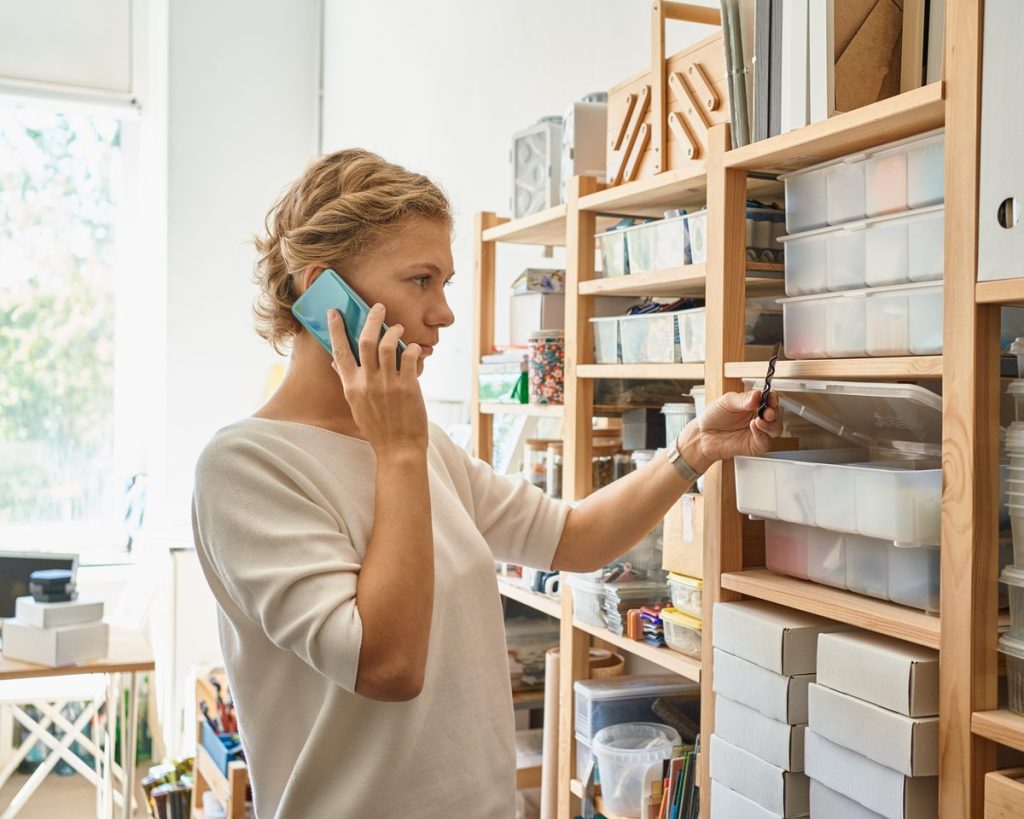 Organizing physical inventory on shelves