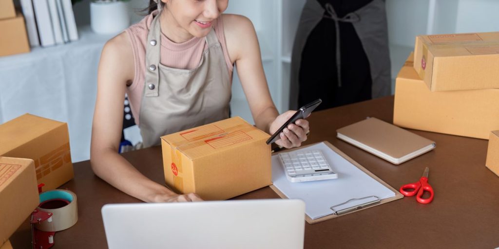Calculating fulfillment costs while packing an order